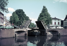 857599 Gezicht op de geopende Weerdbrug over de Stadsbuitengracht te Utrecht, tijdens de passage van een schip.